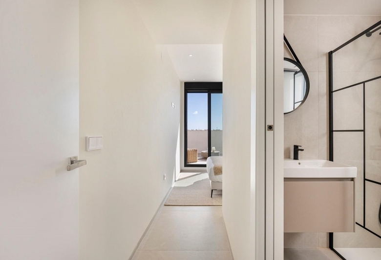 Villa de nueva construcción con 3 dormitorios y piscina privada en venta en Los Alcazares.
