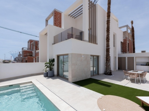 Villas de nueva construcción con piscina privada en Serena Golf-Los Alcázares
