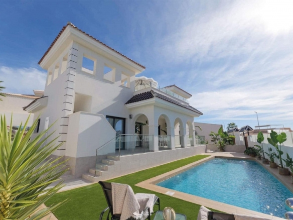 Villa llave en mano con 3 dormitorios, piscina privada y totalmente amueblada en venta en Ciudad Quesada