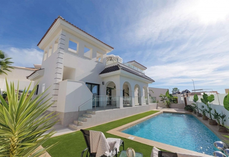Villa llave en mano con 3 dormitorios, piscina privada y totalmente amueblada en venta en Ciudad Quesada