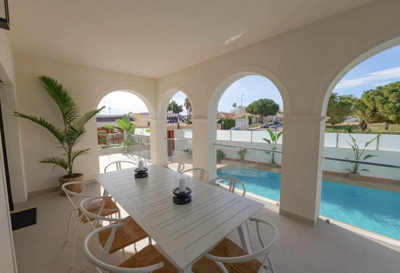 Villa llave en mano con 3 dormitorios, piscina privada y totalmente amueblada en venta en Ciudad Quesada