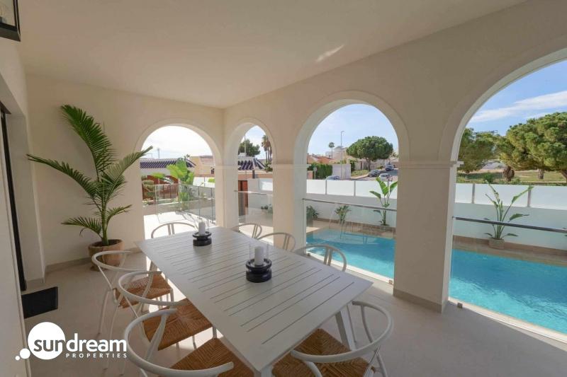 Villa llave en mano con 3 dormitorios, piscina privada y totalmente amueblada en venta en Ciudad Quesada