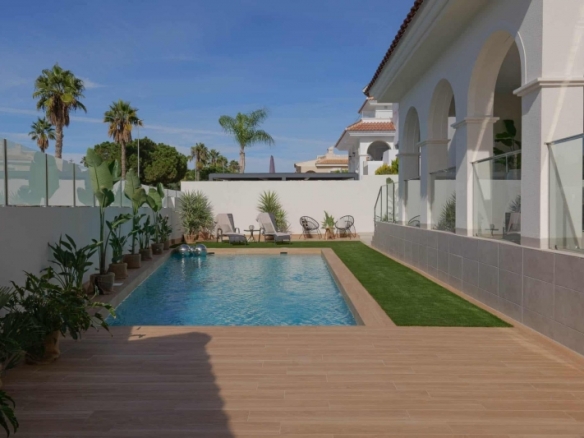 Villa llave en mano con 3 dormitorios, piscina privada y totalmente amueblada en venta en Ciudad Quesada