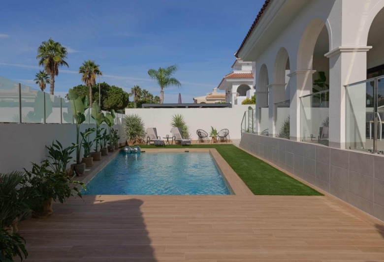 Villa llave en mano con 3 dormitorios, piscina privada y totalmente amueblada en venta en Ciudad Quesada