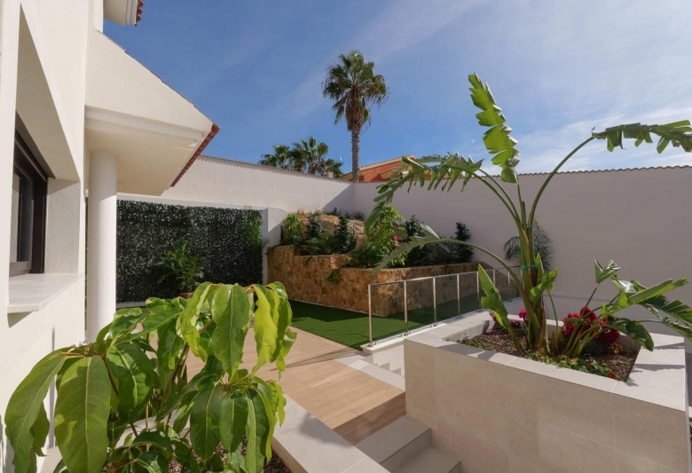 Villa llave en mano con 3 dormitorios, piscina privada y totalmente amueblada en venta en Ciudad Quesada