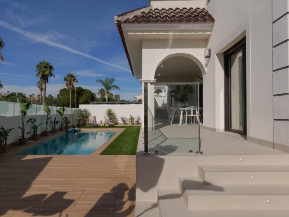 Villa llave en mano con 3 dormitorios, piscina privada y totalmente amueblada en venta en Ciudad Quesada