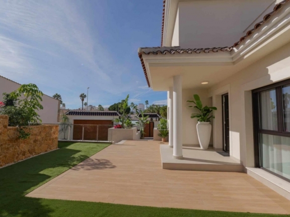 Villa llave en mano con 3 dormitorios, piscina privada y totalmente amueblada en venta en Ciudad Quesada