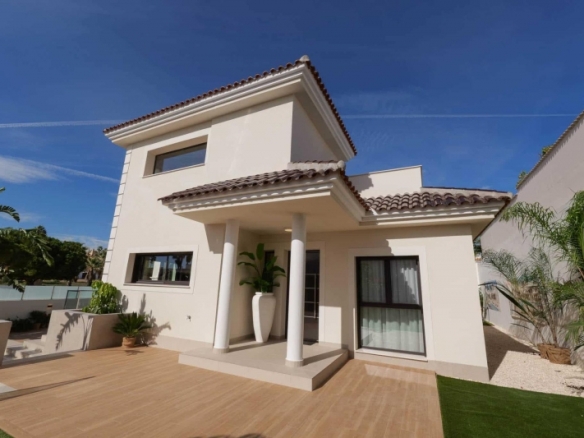 Villa llave en mano con 3 dormitorios, piscina privada y totalmente amueblada en venta en Ciudad Quesada