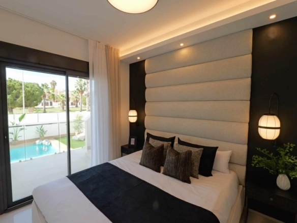 Villa llave en mano con 3 dormitorios, piscina privada y totalmente amueblada en venta en Ciudad Quesada