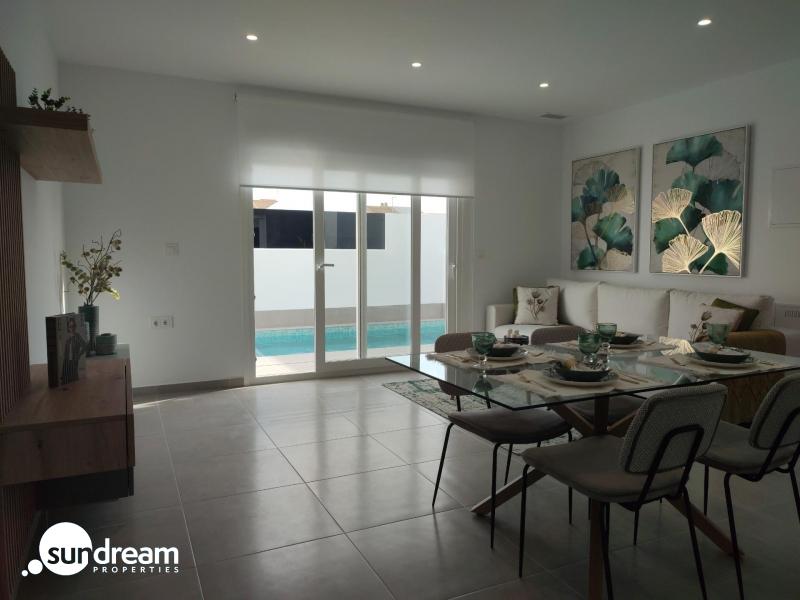 Villa de una sola planta con 3 dormitorios con piscina privada a la venta en Balsicas(Murcia)
