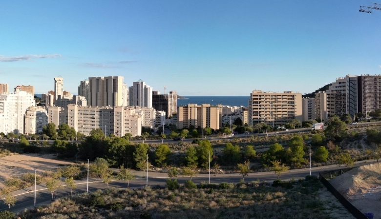 Ático de 3 dormitorios con solarium y piscina privada a 900m. de la playa en Villajoyosa