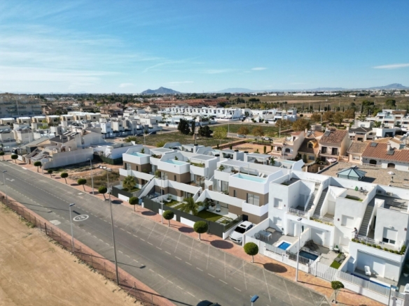 Bungalow de planta baja con 2 dormitorios y piscina privada a la venta en San Pedro del Pinatar