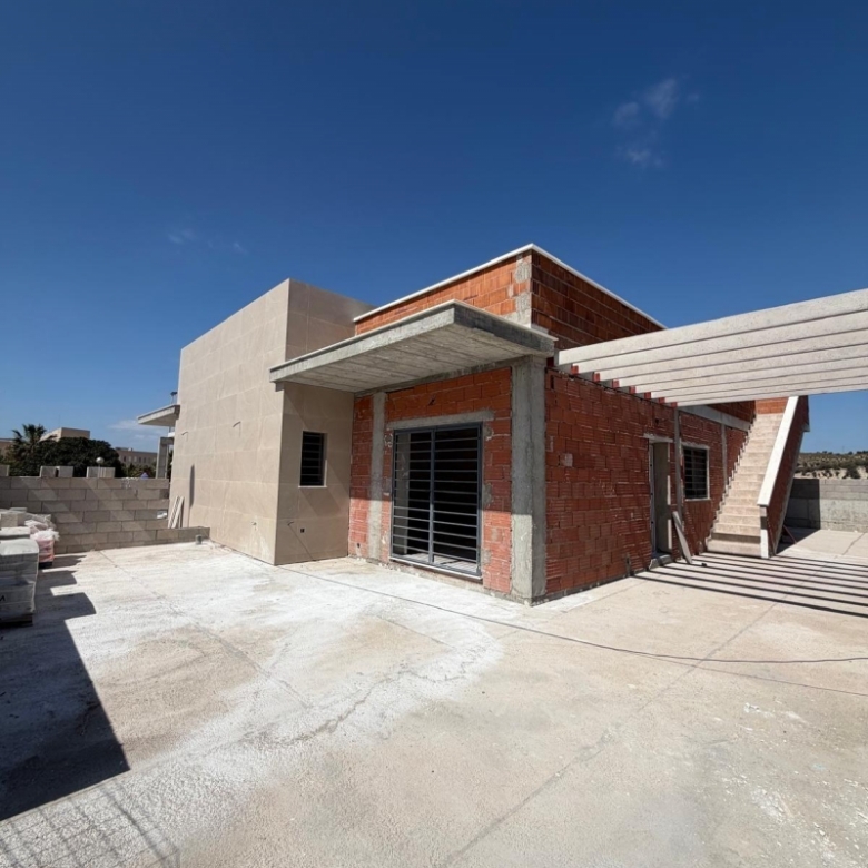 Villa pareada de 3 dormitorios con solarium a solo 950m de la playa en Puerto de Mazarrón