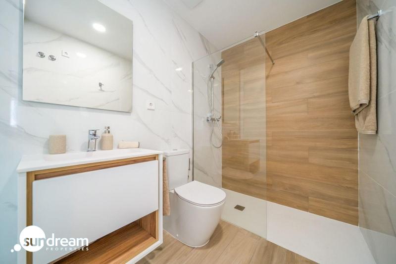 Bungalow de planta alta con 2 dormitorios y solarium privado en Vistabella Golf(Orihuela)