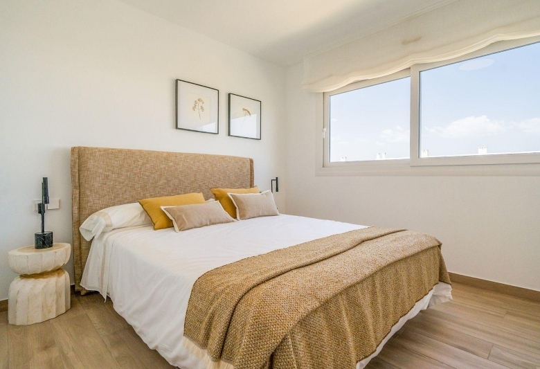 Bungalow de planta alta con 2 dormitorios y solarium privado en Vistabella Golf(Orihuela)