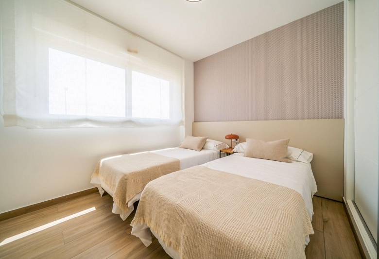 Bungalow de planta alta con 2 dormitorios y solarium privado en Vistabella Golf(Orihuela)