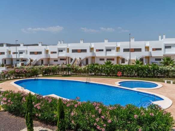 Bungalow de planta alta con 2 dormitorios y solarium privado en Vistabella Golf(Orihuela)