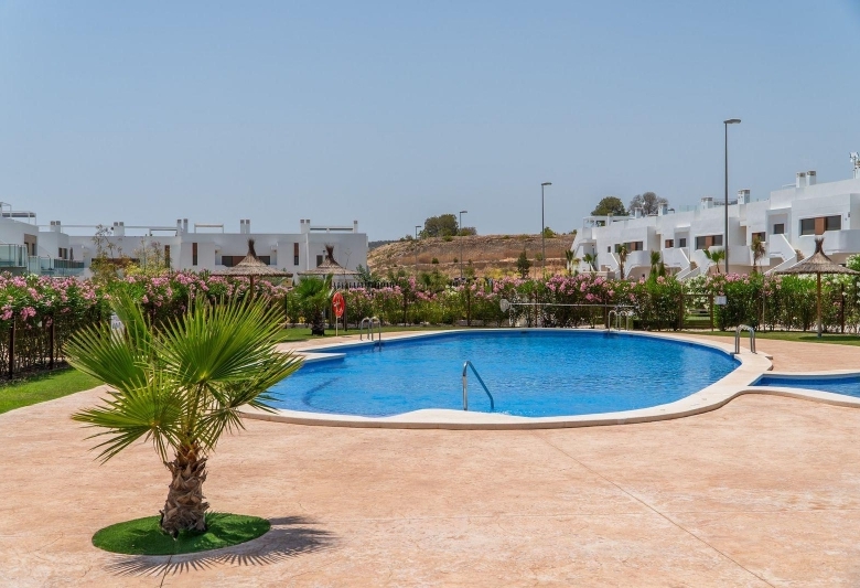 Bungalow de planta alta con 2 dormitorios y solarium privado en Vistabella Golf(Orihuela)