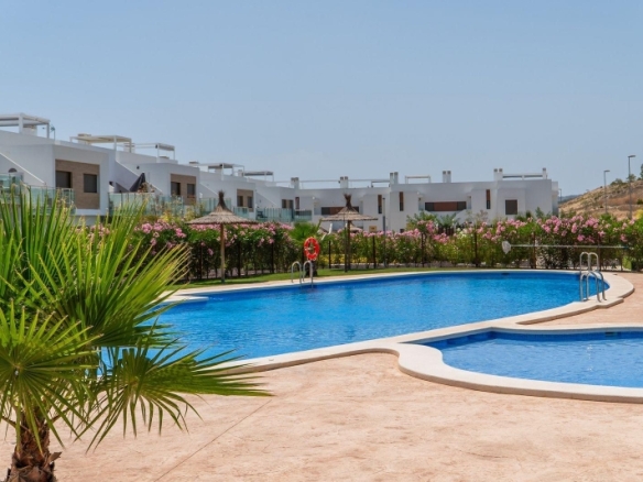 Bungalow de planta alta con 2 dormitorios y solarium privado en Vistabella Golf(Orihuela)