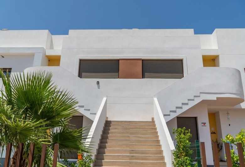 Bungalow de planta alta con 2 dormitorios y solarium privado en Vistabella Golf(Orihuela)