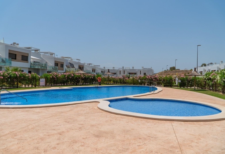 Bungalow de planta alta con 2 dormitorios y solarium privado en Vistabella Golf(Orihuela)