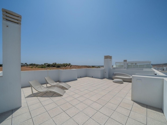 Bungalow de planta alta con 2 dormitorios y solarium privado en Vistabella Golf(Orihuela)