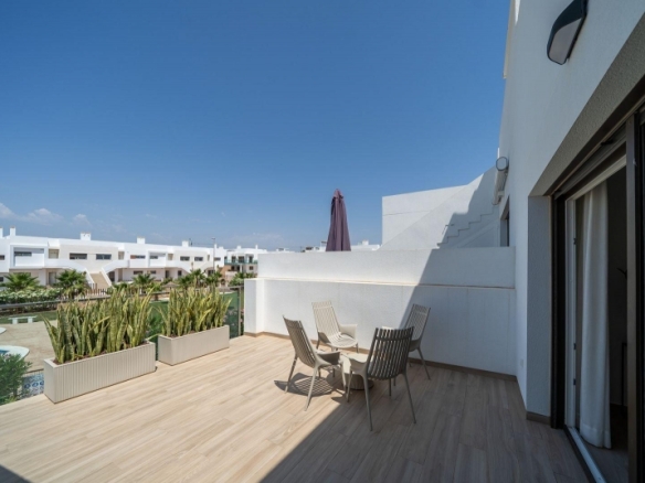 Bungalow de planta alta con 2 dormitorios y solarium privado en Vistabella Golf(Orihuela)