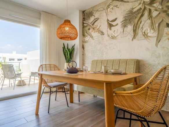 Bungalow de planta alta con 2 dormitorios y solarium privado en Vistabella Golf(Orihuela)