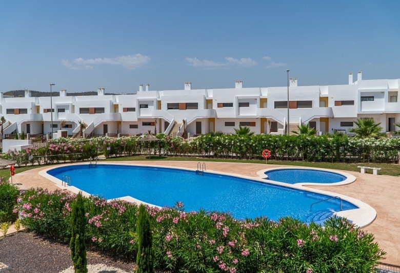 Adosado de 2 dormitorios con jardín y solarium privado en Vistabella Golf(Orihuela)