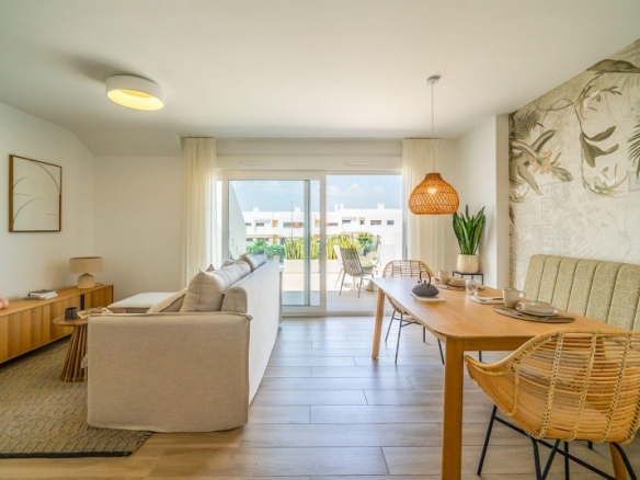 Adosado de 2 dormitorios con jardín y solarium privado en Vistabella Golf(Orihuela)