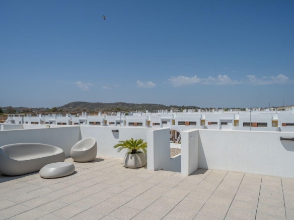 Adosado de 2 dormitorios con jardín y solarium privado en Vistabella Golf(Orihuela)