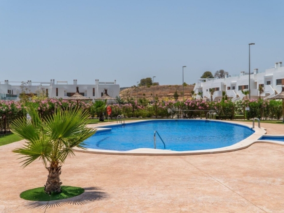 Adosado de 2 dormitorios con jardín y solarium privado en Vistabella Golf(Orihuela)