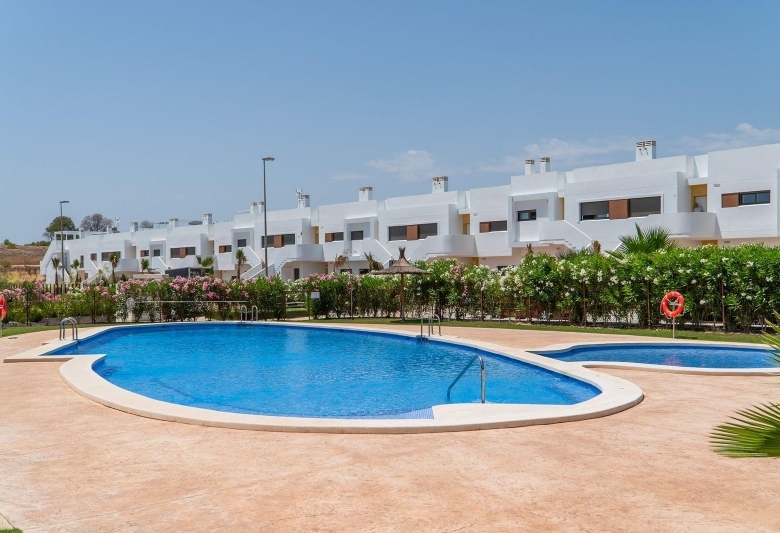 Adosado de 2 dormitorios con jardín y solarium privado en Vistabella Golf(Orihuela)
