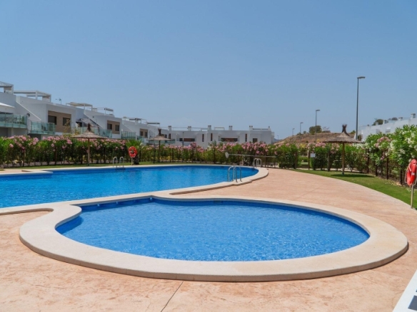 Adosado de 2 dormitorios con jardín y solarium privado en Vistabella Golf(Orihuela)