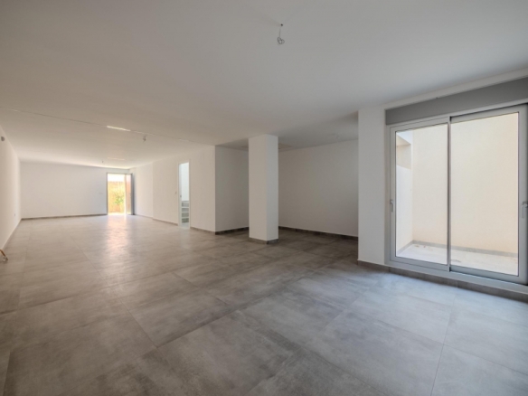 Villa de 4 dormitorios con piscina privada y vistas al golf en Algorfa