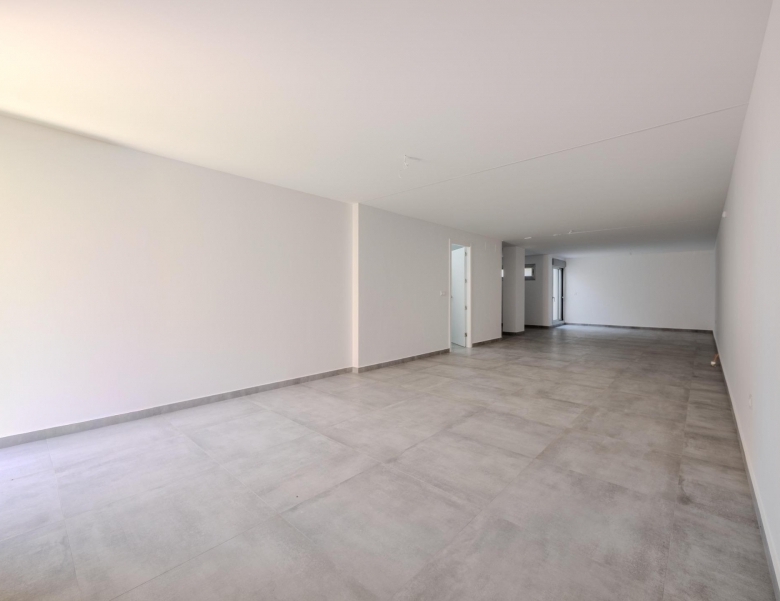Villa de 4 dormitorios con piscina privada y vistas al golf en Algorfa