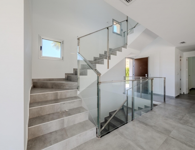 Villa de 4 dormitorios con piscina privada y vistas al golf en Algorfa