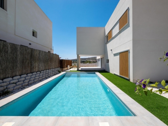Villa de 4 dormitorios con piscina privada y vistas al golf en Algorfa