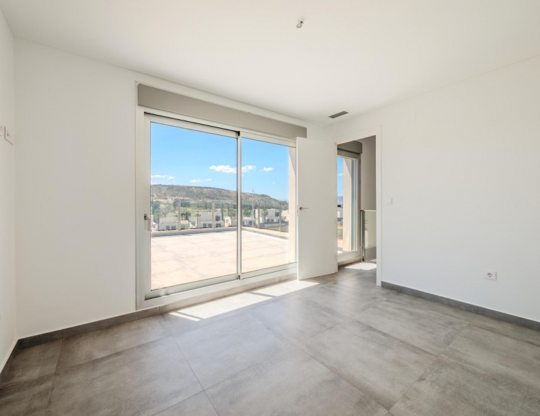 Villa de 4 dormitorios con piscina privada y vistas al golf en Algorfa