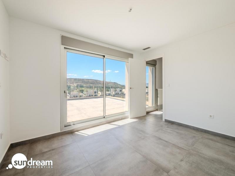 Villa de 4 dormitorios con piscina privada y vistas al golf en Algorfa