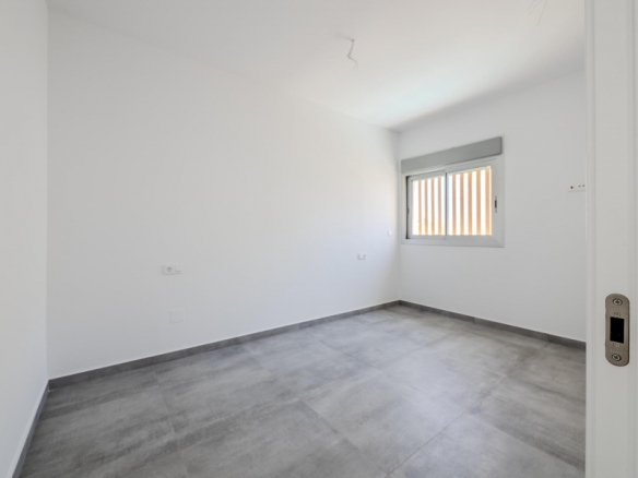 Villa de 4 dormitorios con piscina privada y vistas al golf en Algorfa