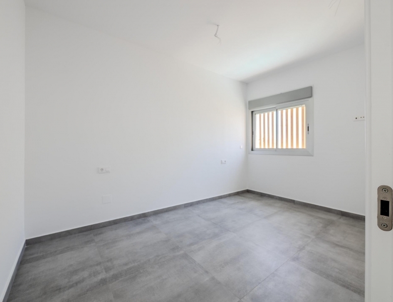 Villa de 4 dormitorios con piscina privada y vistas al golf en Algorfa
