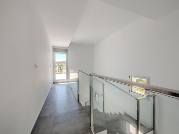 Villa de 4 dormitorios con piscina privada y vistas al golf en Algorfa