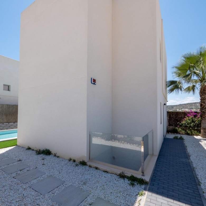 Villa de 4 dormitorios con piscina privada y vistas al golf en Algorfa