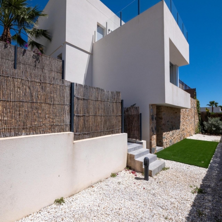 Villa de 4 dormitorios con piscina privada y vistas al golf en Algorfa
