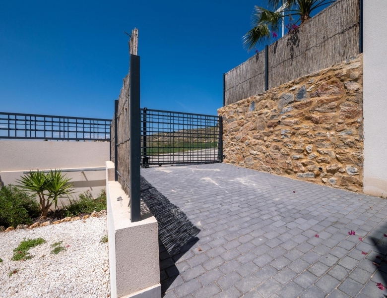 Villa de 4 dormitorios con piscina privada y vistas al golf en Algorfa