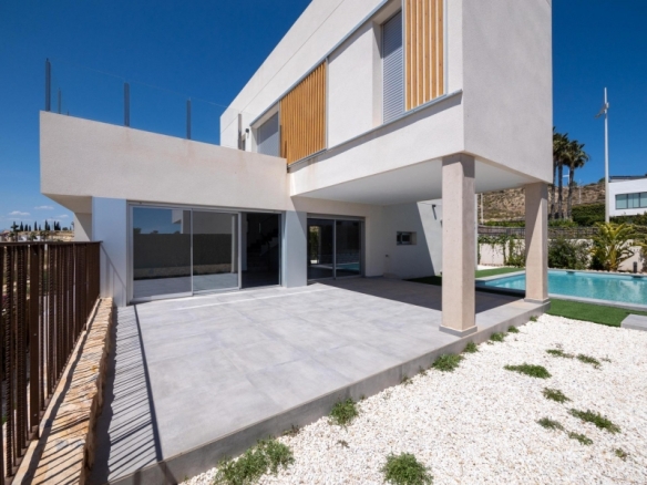 Villa de 4 dormitorios con piscina privada y vistas al golf en Algorfa