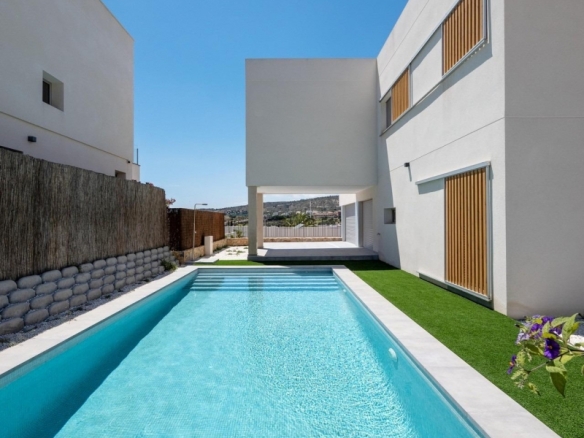 Villa de 4 dormitorios con piscina privada y vistas al golf en Algorfa