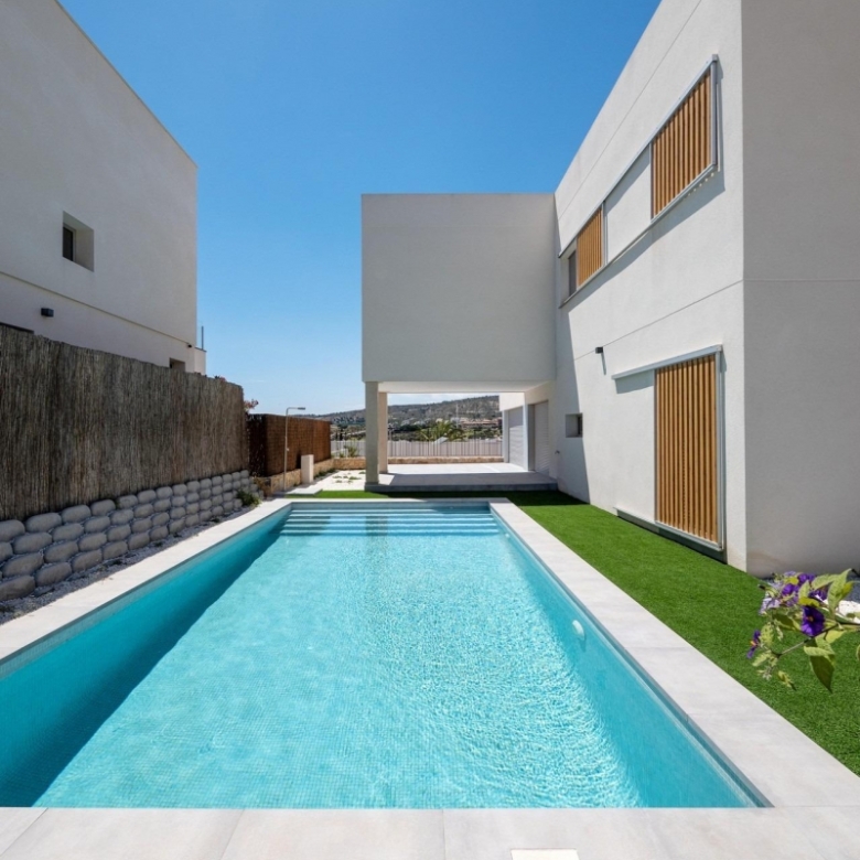 Villa de 4 dormitorios con piscina privada y vistas al golf en Algorfa