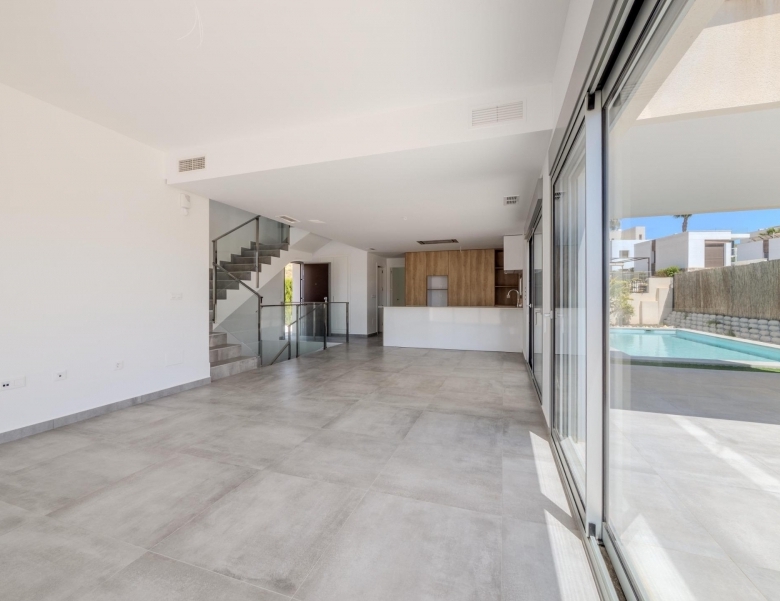 Villa de 4 dormitorios con piscina privada y vistas al golf en Algorfa